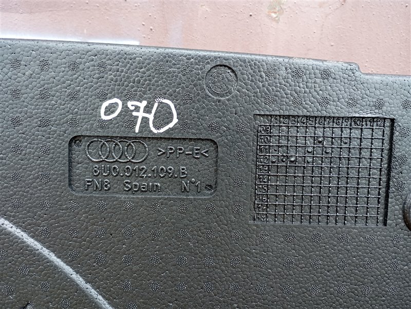Ящик для инструментов Audi Q3 2012 8U