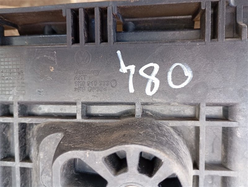 Полка аккумулятора Volkswagen Passat 2006 B6