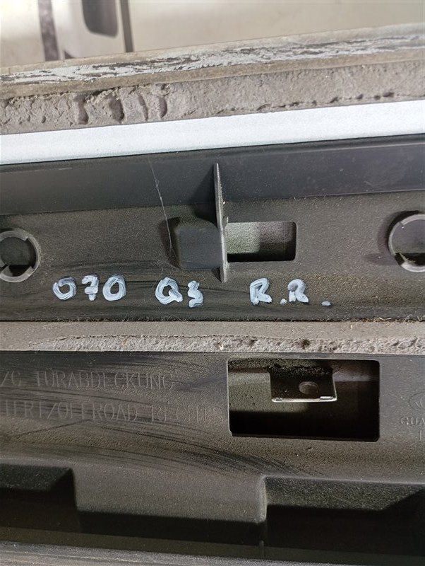 Молдинг двери Audi Q3 2012 8U