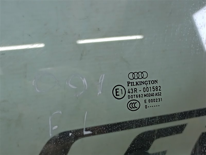 Стекло боковое Audi Q7 2010 4L