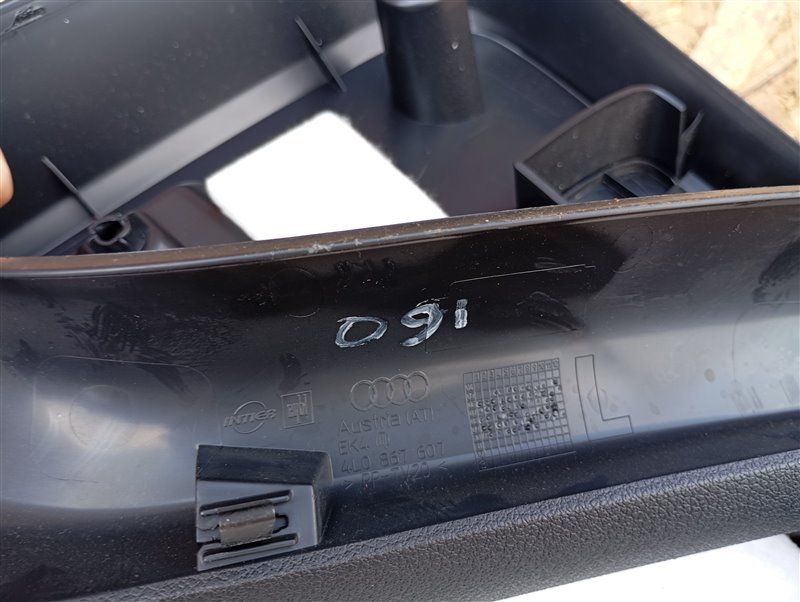 Обшивка двери багажника Audi Q7 2010 4L