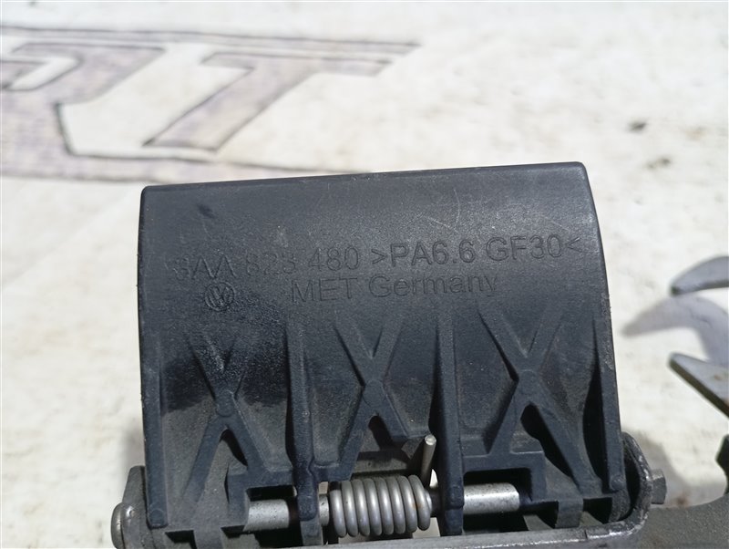 Крюк замка капота Volkswagen Passat 2012 B7
