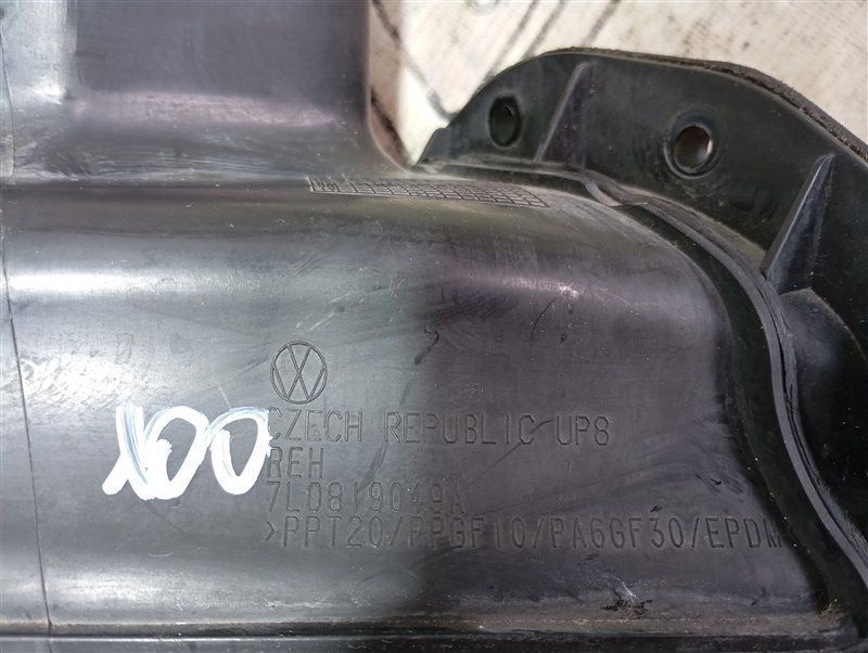 Воздухозаборник Volkswagen Touareg 2008