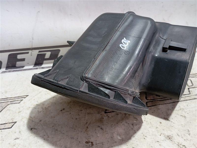 Воздухозаборник Volkswagen Touareg 2008