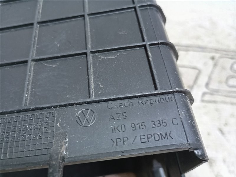 Крышка аккумулятора Volkswagen Passat 2008 B6