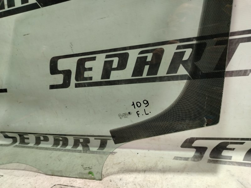 Стекло двери Skoda YETI 2011