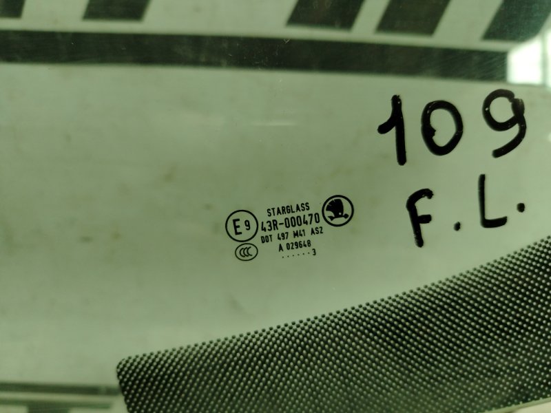 Стекло двери Skoda YETI 2011