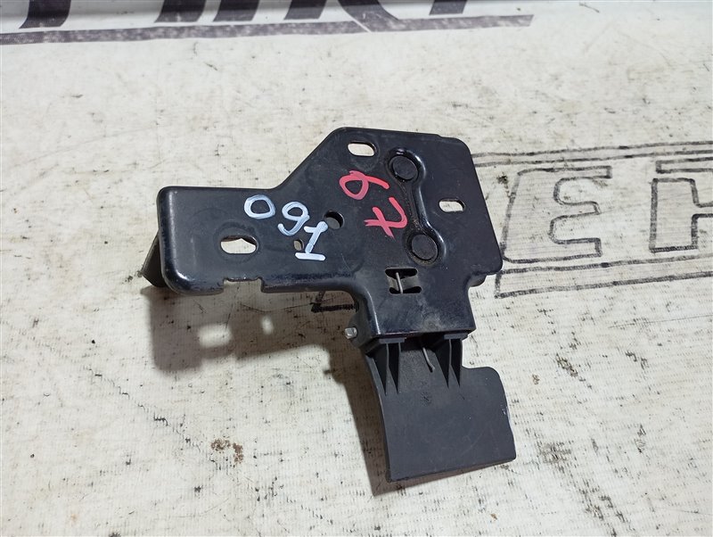 Крюк замка капота Audi Q7 2010 4L