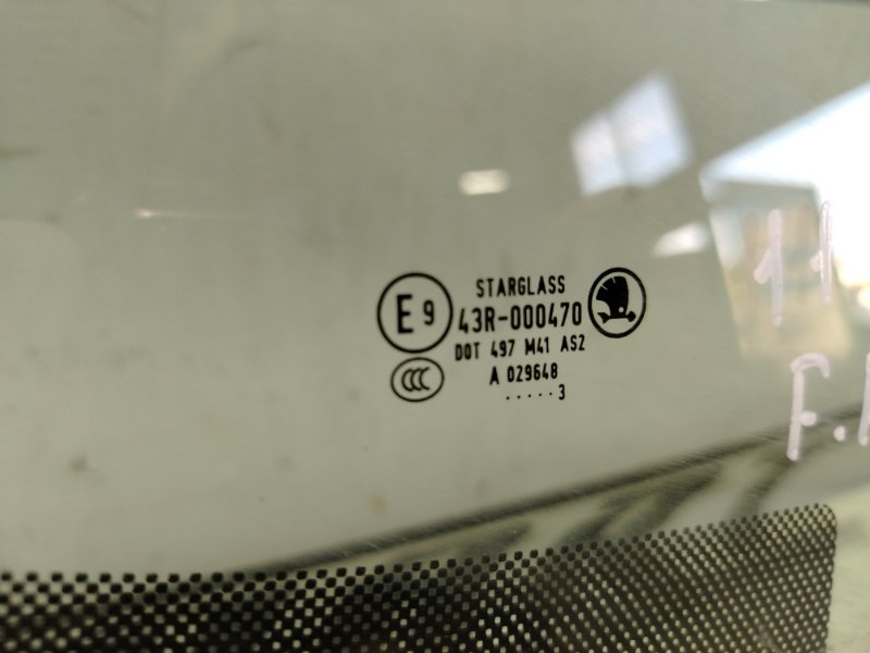 Стекло двери Skoda YETI 2013