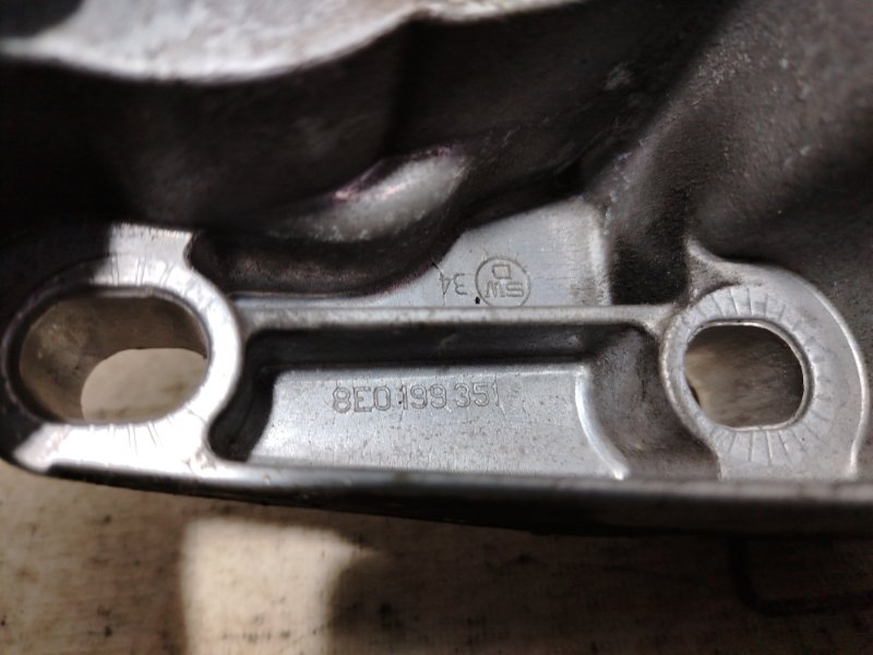 Кронштейн опоры двигателя Volkswagen Passat 2002 B5