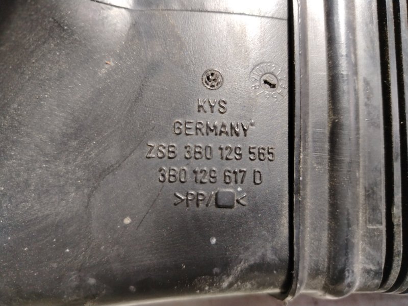 Патрубок впускной системы Volkswagen Passat 2002 B5