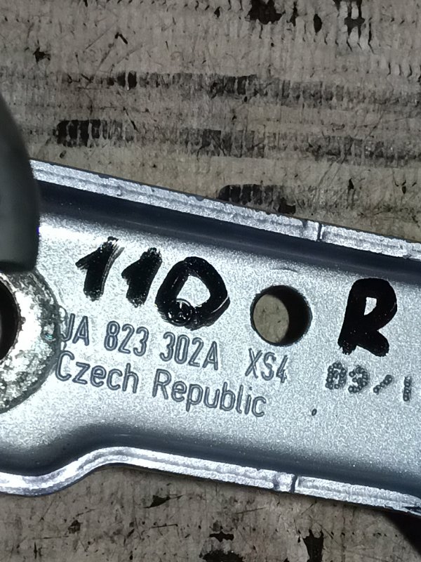 Петля капота Skoda Rapid 2014