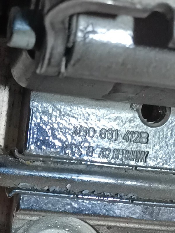 Петля двери Volkswagen Passat 2002 B5