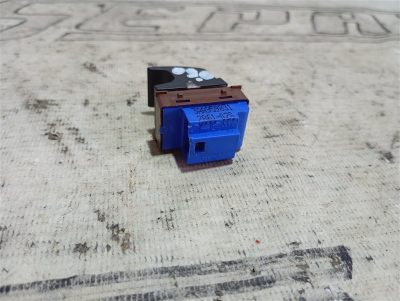 Кнопка открывания багажника Volkswagen Passat 2002 B5