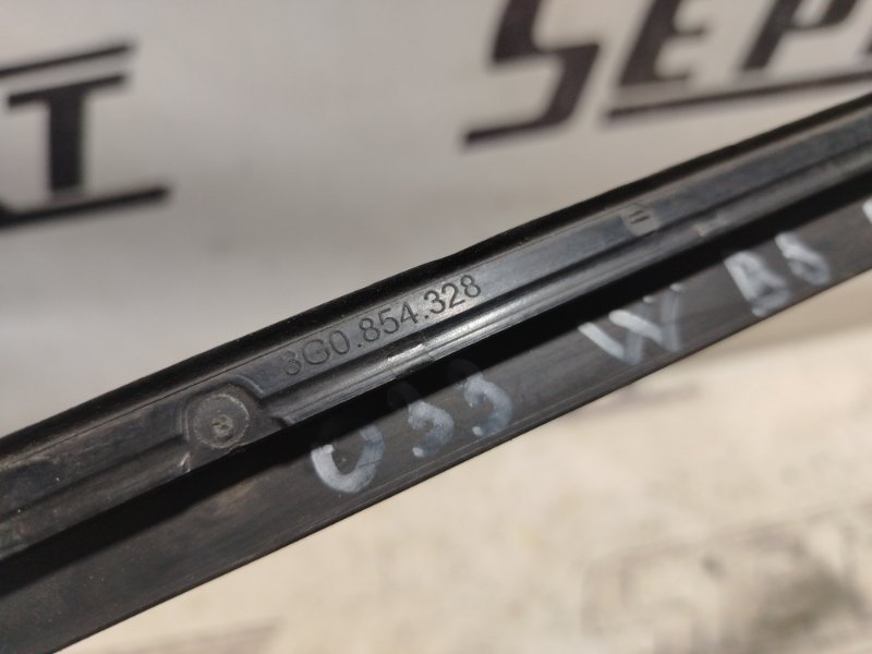 Молдинг лобового стекла Volkswagen Passat 2015 B8