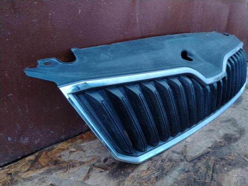Решетка радиатора Skoda Superb B8