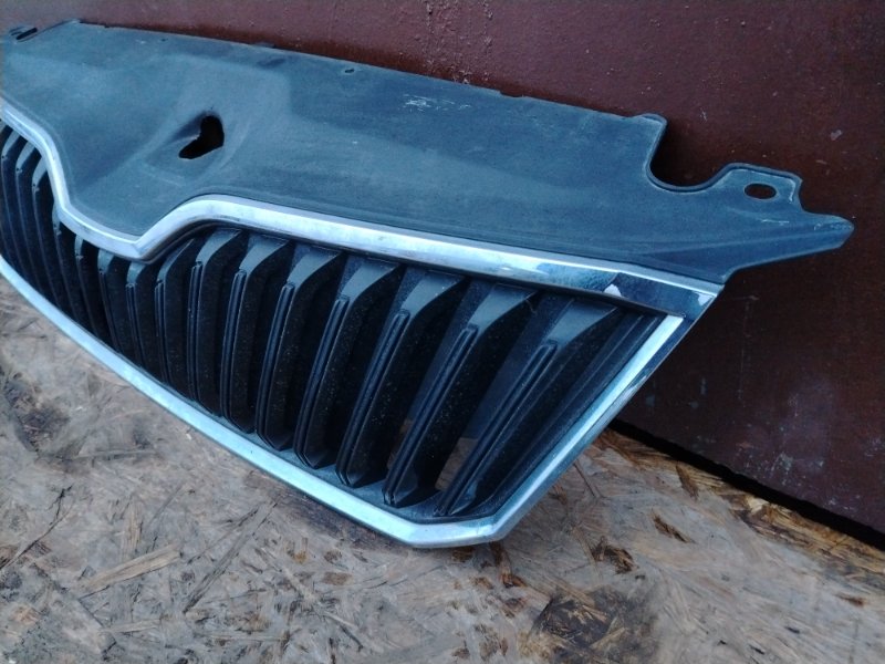 Решетка радиатора Skoda Superb B8