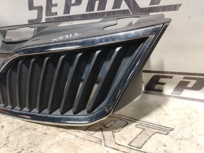 Решетка радиатора Skoda Rapid 2014