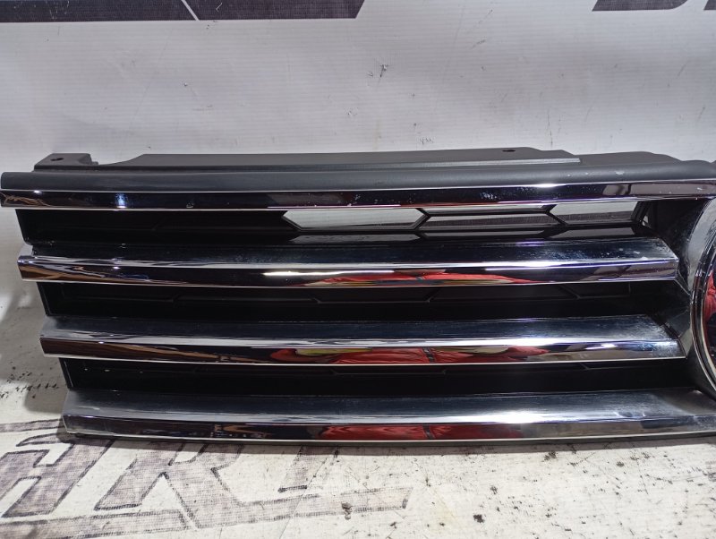 Решетка радиатора Volkswagen Touareg NF