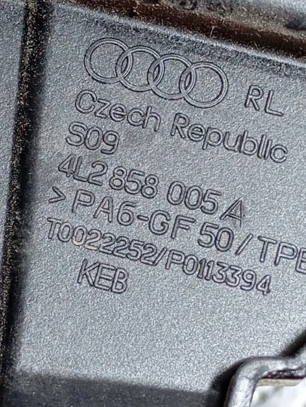 Кронштейн магнитолы Audi Q7 4L
