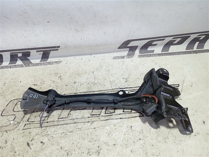 Кронштейн замка капота Volkswagen Touareg 2008