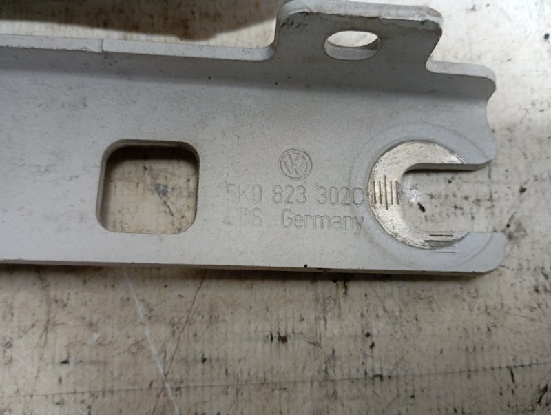 Петля капота Volkswagen Golf 2010 Mk6