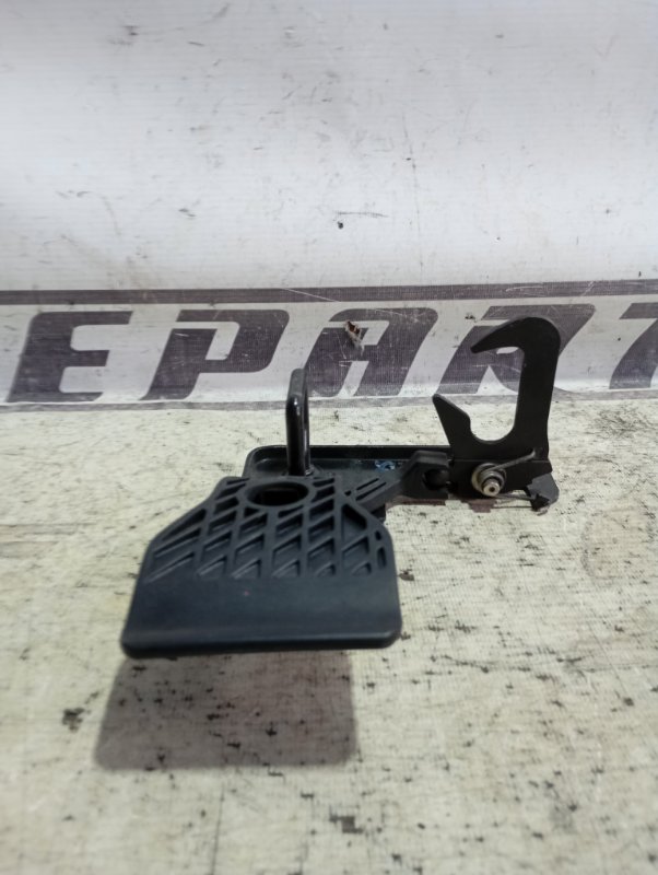 Крюк замка капота Audi A3 2010 8P