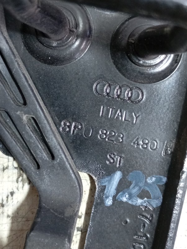 Крюк замка капота Audi A3 2010 8P