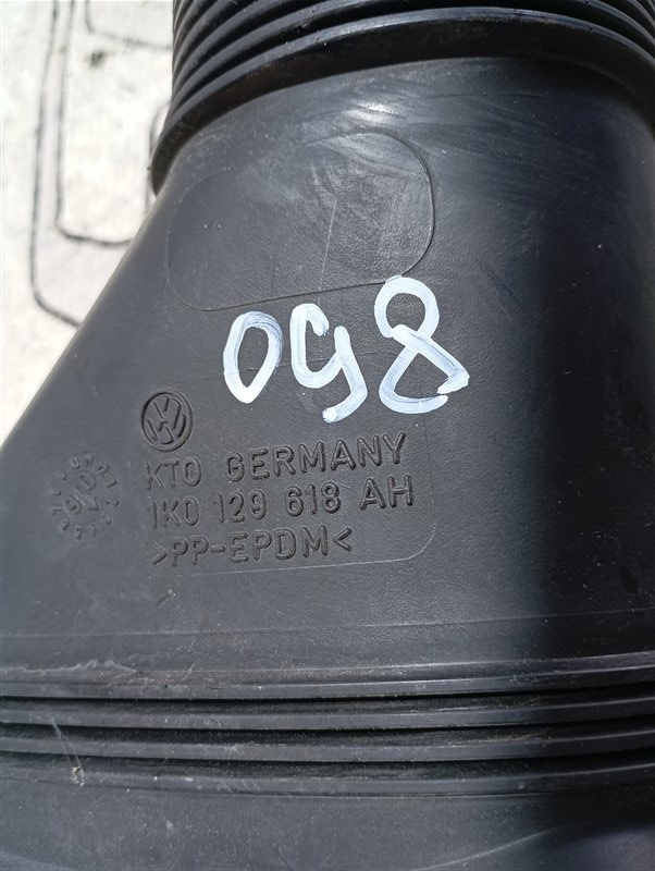 Патрубок воздушного фильтра Volkswagen Passat 2006 B6