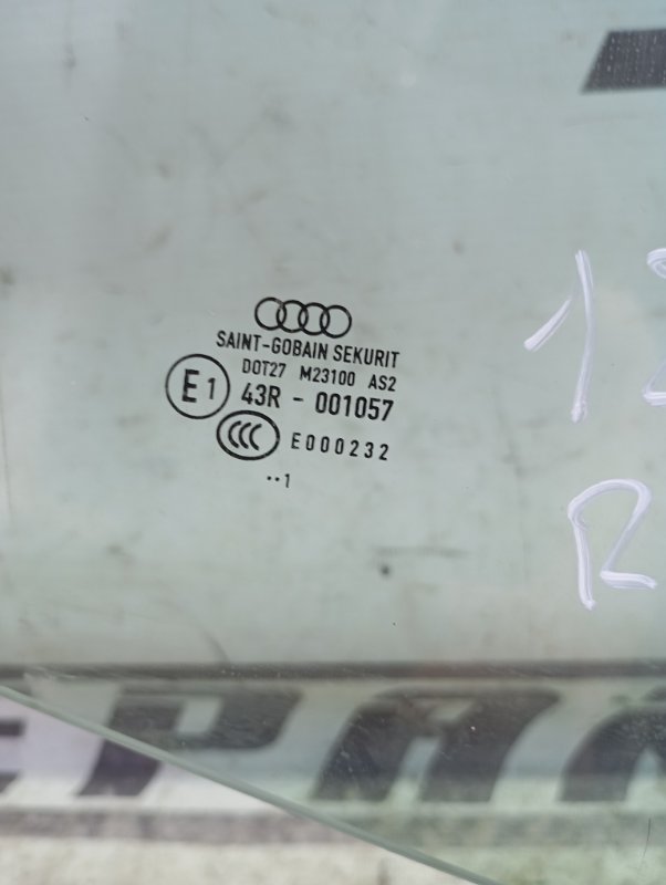 Стекло двери Audi A3 2010 8P