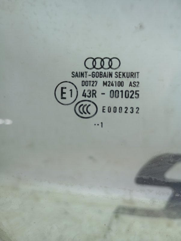Стекло двери Audi A3 2010 8P