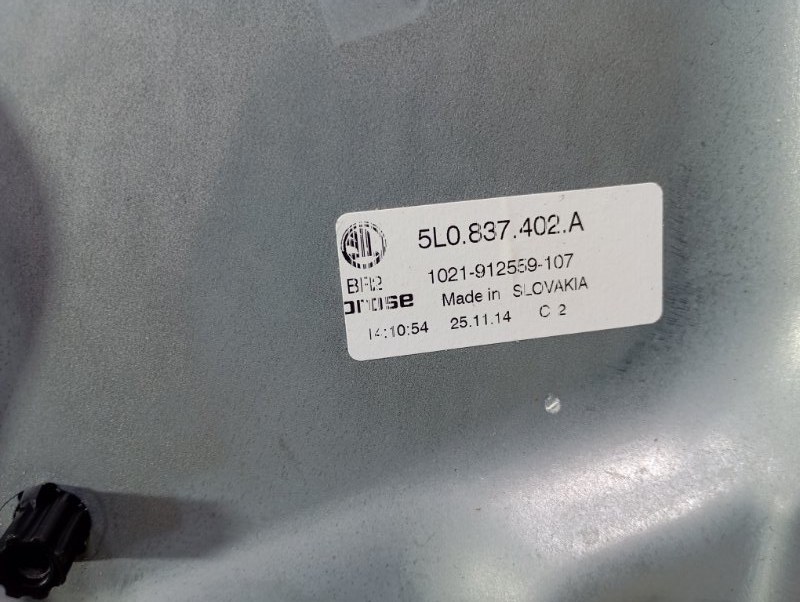 Стеклоподъемник Skoda YETI 2015