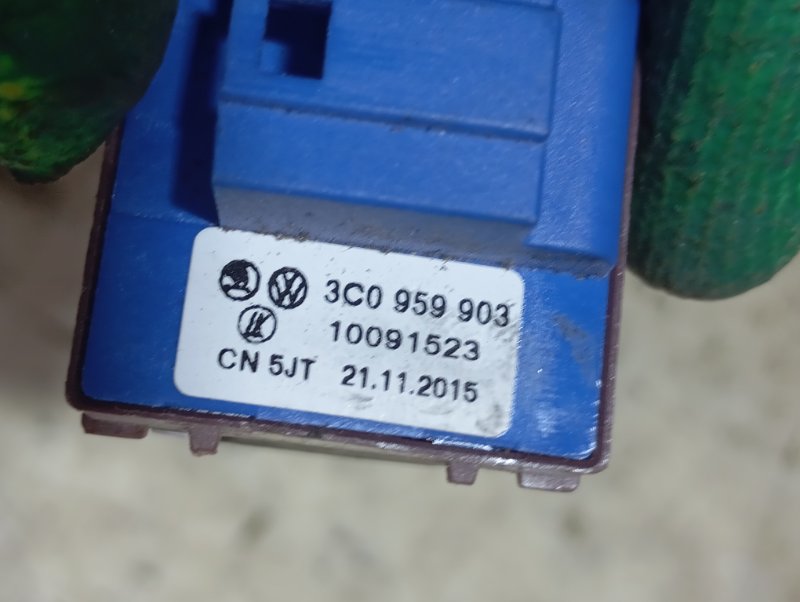 Кнопки открывания багажника и бака Volkswagen Passat 2006 B6