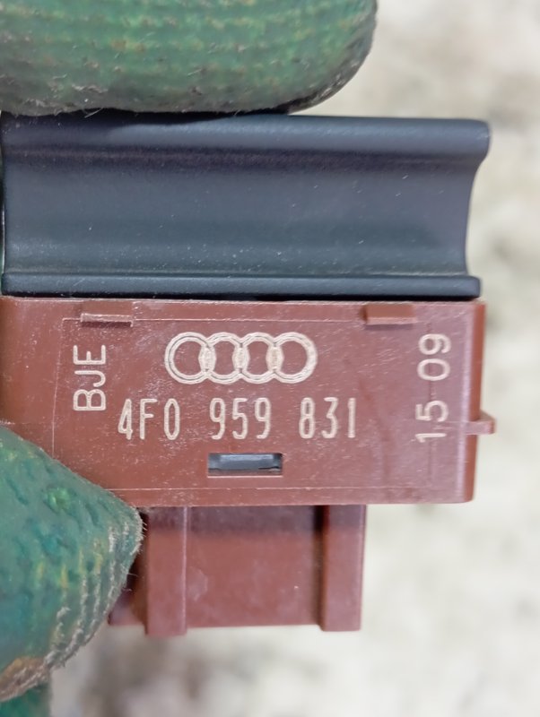 Кнопка открывания багажника Audi A6 2010 C6