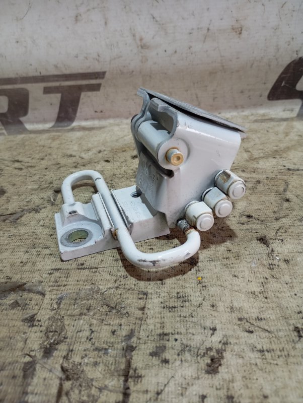 Петля двери Audi A6 2010 C6