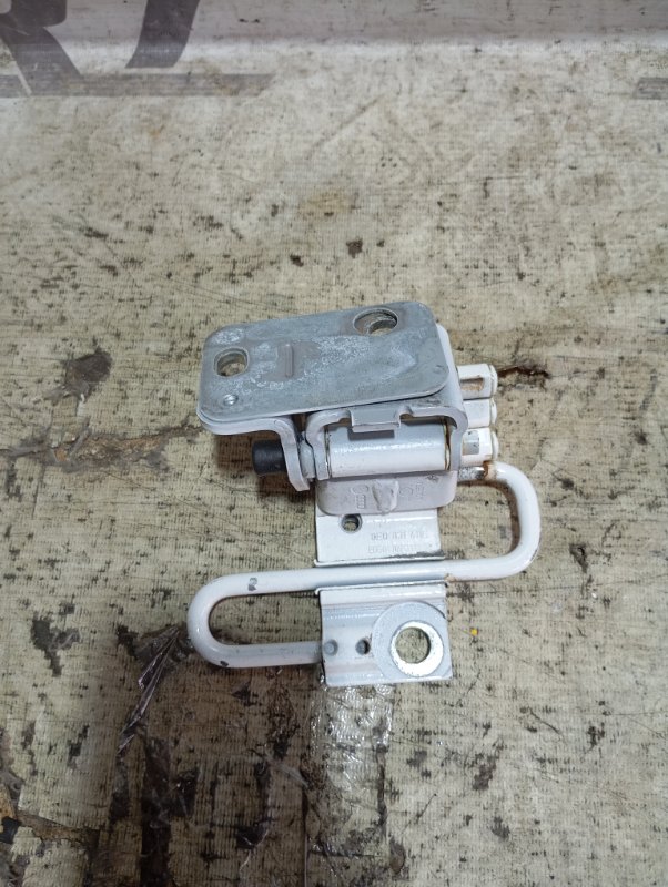 Петля двери Audi A6 2010 C6
