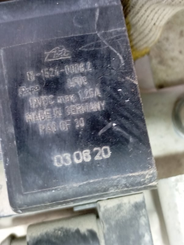 Блок клапанов пневмоподвески Volkswagen Touareg GP