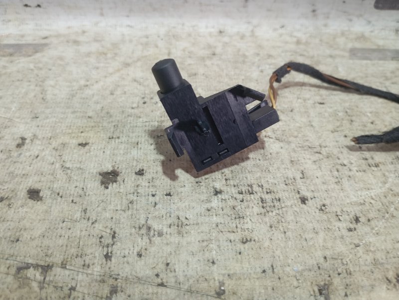 Выключатель концевой стояночного тормоза Audi A3 2011 8P