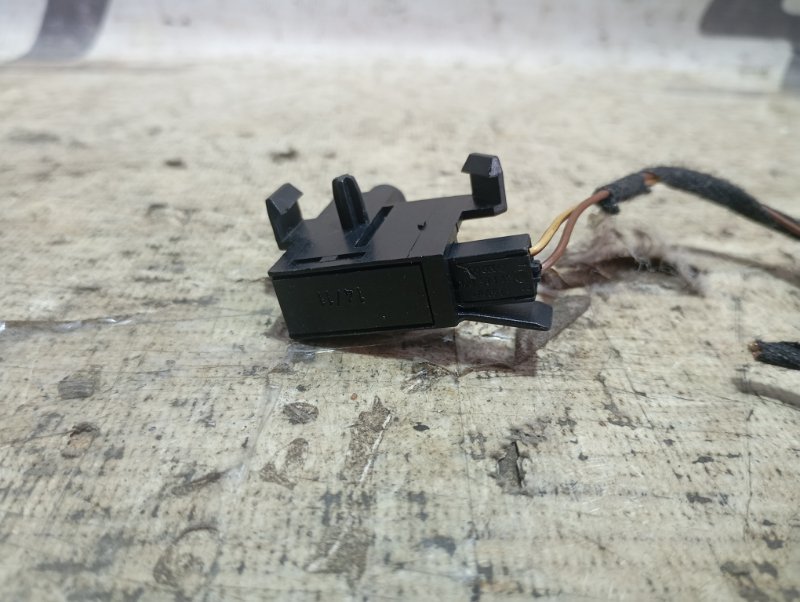 Выключатель концевой стояночного тормоза Audi A3 2011 8P