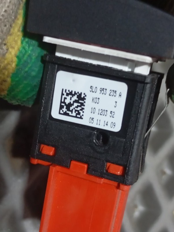 Кнопка аварийной сигнализации Skoda YETI 2015