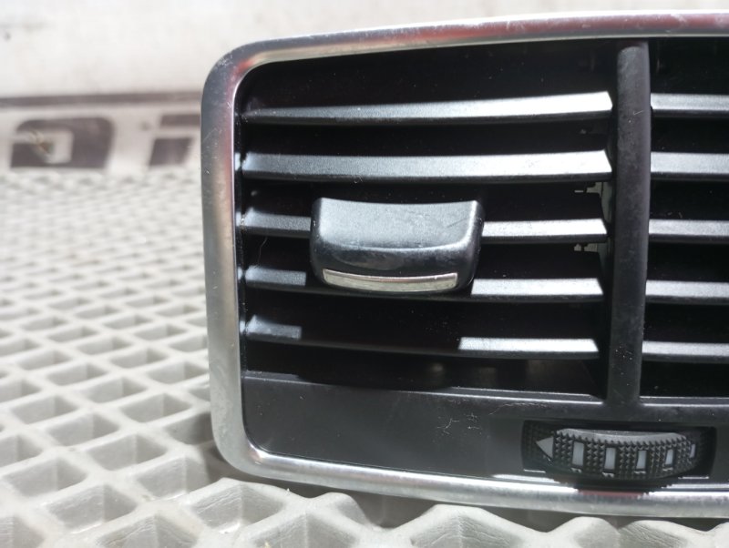 Дефлектор салона центральный Audi A6 2007 C6