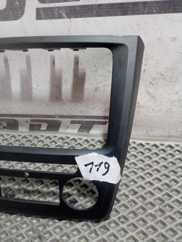 Рамка магнитолы Skoda YETI 2015