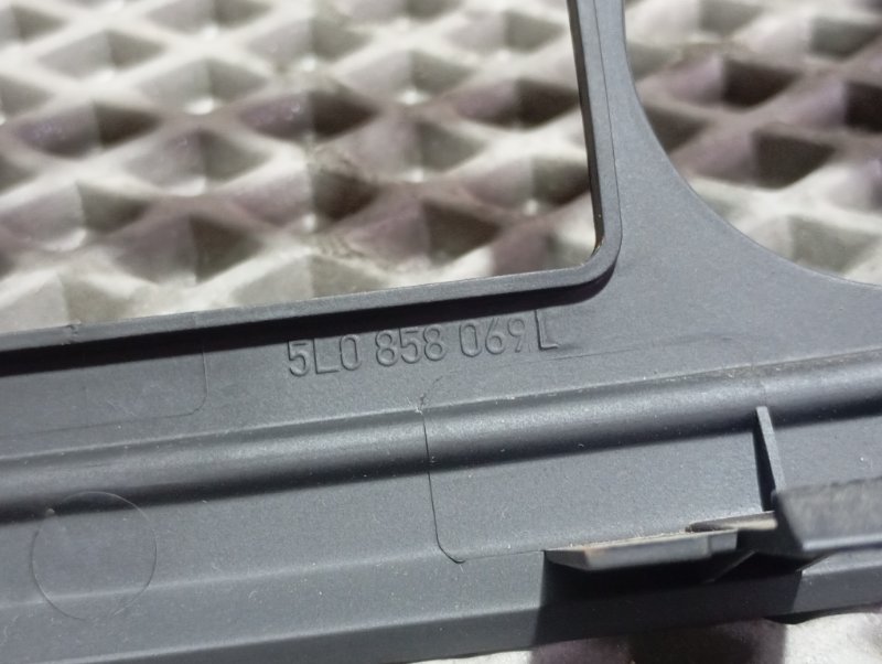 Рамка магнитолы Skoda YETI 2015