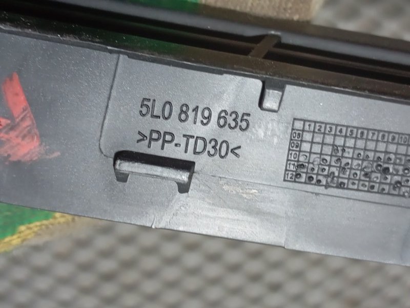 Дефлектор обдува лобового стекла Skoda YETI 2015