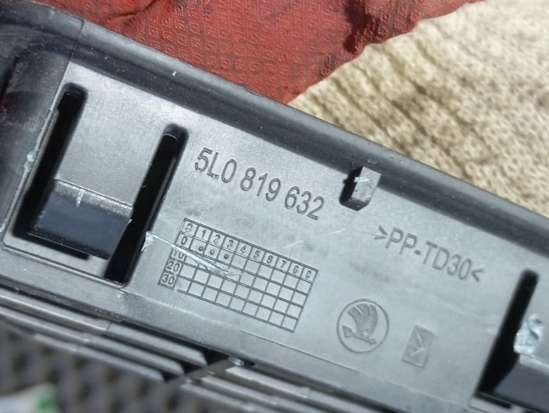 Дефлектор обдува лобового стекла Skoda YETI 2015