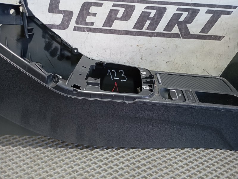 Подлокотник Volkswagen Tiguan 2014 5N