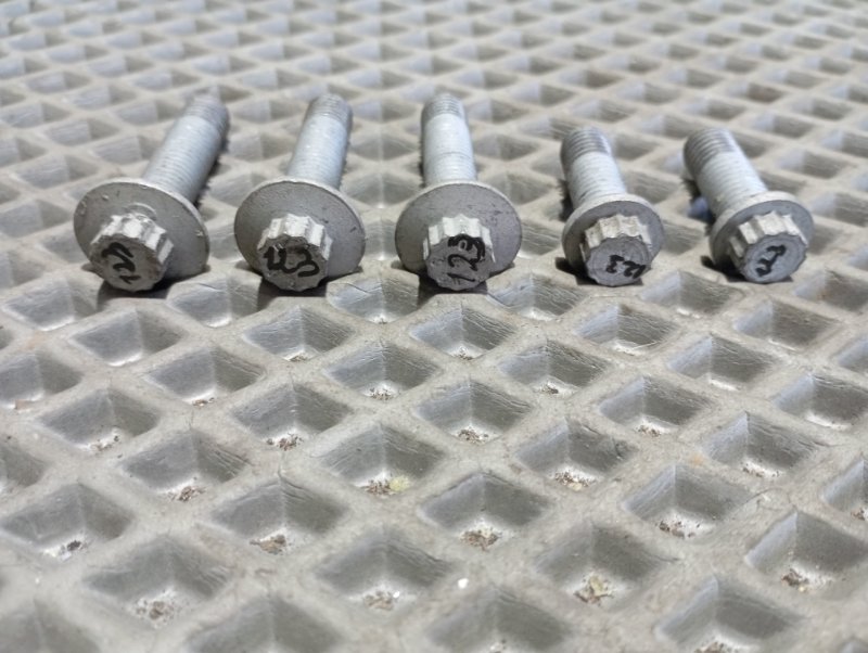 Болты развальные подвески Volkswagen Tiguan 2014 5N