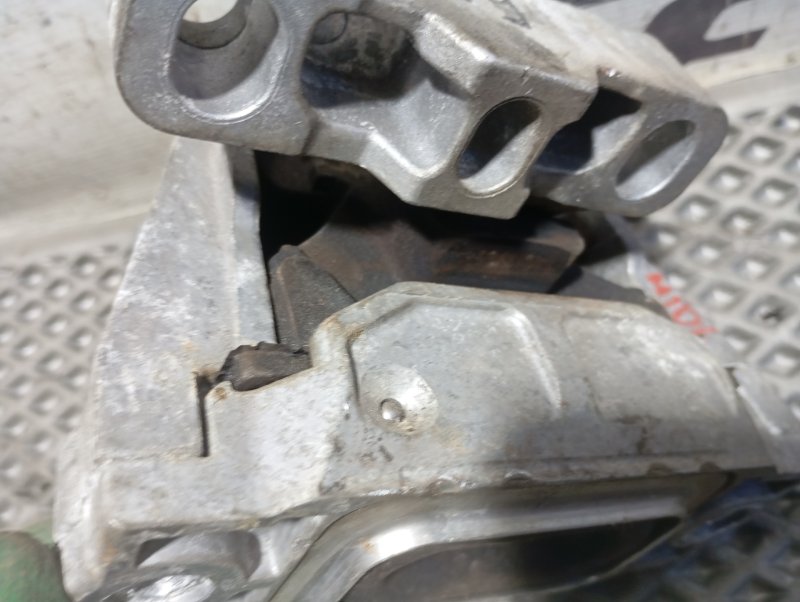 Подушка двигателя Skoda YETI 2015