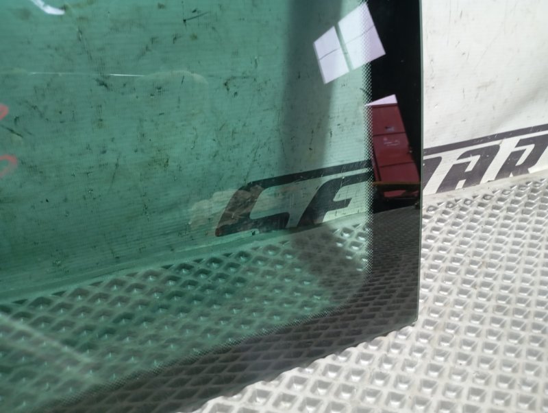 Стекло боковое Skoda YETI 2015