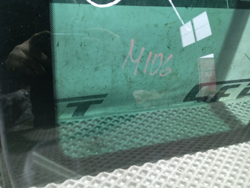 Стекло боковое Skoda YETI 2015